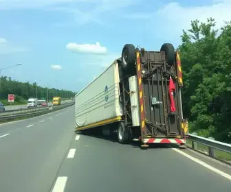 Carreta tomba e bloqueia duas faixas da BR